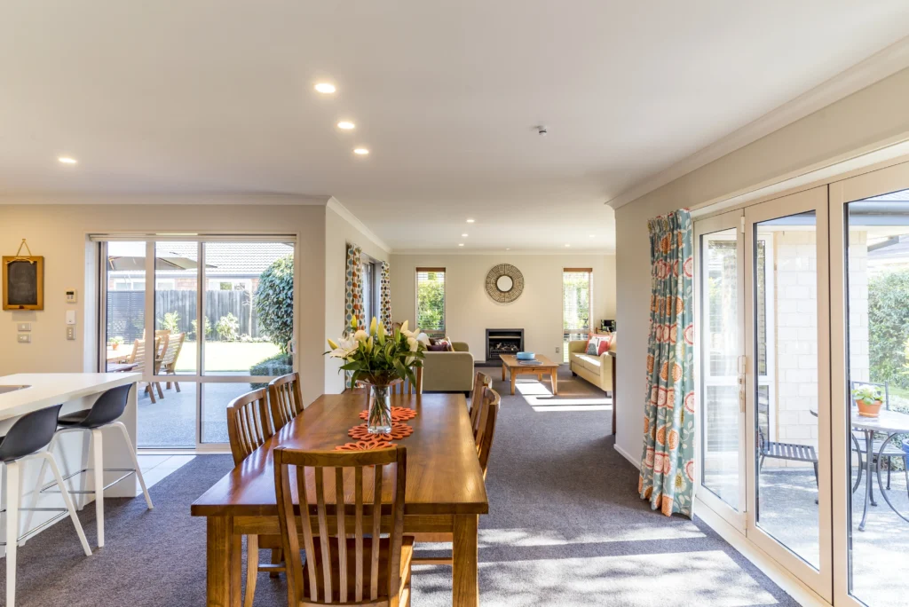 interior-with-bid-dining-room-modern-private-house